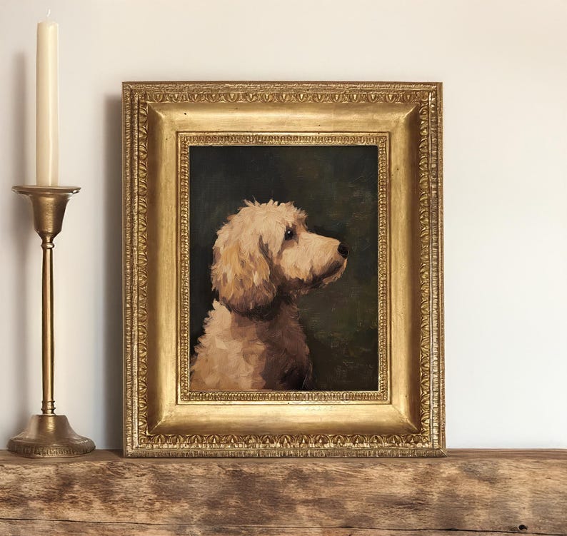 Op de afbeelding: Een ingelijst olieverfschilderij van een lichtbruine hond met zijn hoofd naar rechts gedraaid. De hond kijkt naar de zijkant. Het schilderij is in een gouden lijst met sierlijke details.