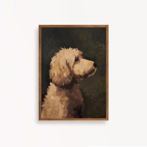Op de afbeelding: Een schilderij van een lichtbruine hond met krullend haar, die naar rechts kijkt. De hond is geschilderd tegen een donkergroene achtergrond.