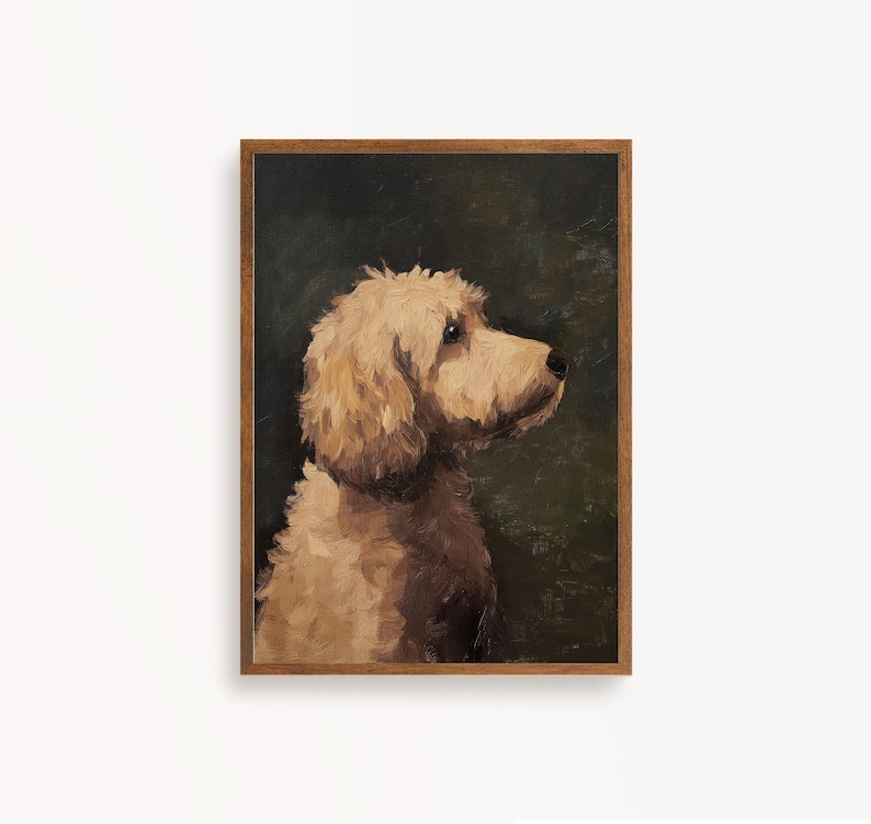 Op de afbeelding: Een schilderij van een lichtbruine hond met krullend haar, die naar rechts kijkt. De hond is geschilderd tegen een donkergroene achtergrond.