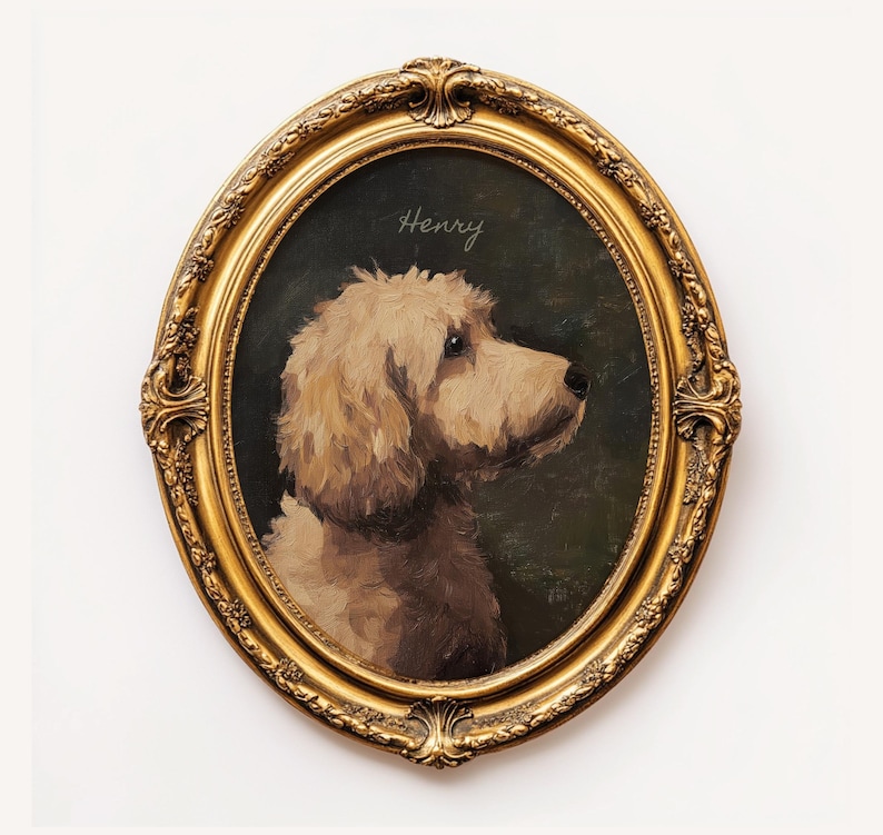Op de afbeelding: Een ingelijst olieverfschilderij van een hond genaamd Henry. De hond is lichtbruin van kleur en heeft zijn hoofd naar de zijkant gedraaid. Het schilderij is in een gouden ovale lijst.