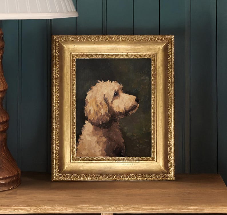 Op de afbeelding: Een ingelijst olieverfschilderij van een lichtbruine hond met zijn hoofd naar rechts gedraaid. De hond is geplaatst tegen een donkergroene achtergrond. De lijst is goudkleurig met een decoratieve rand.
