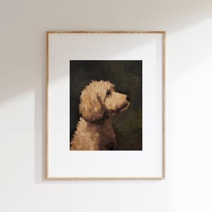 Op de afbeelding: Een schilderij van een lichtbruine hond met krullend haar, die naar rechts kijkt. De hond is geschilderd tegen een donkergroene achtergrond.