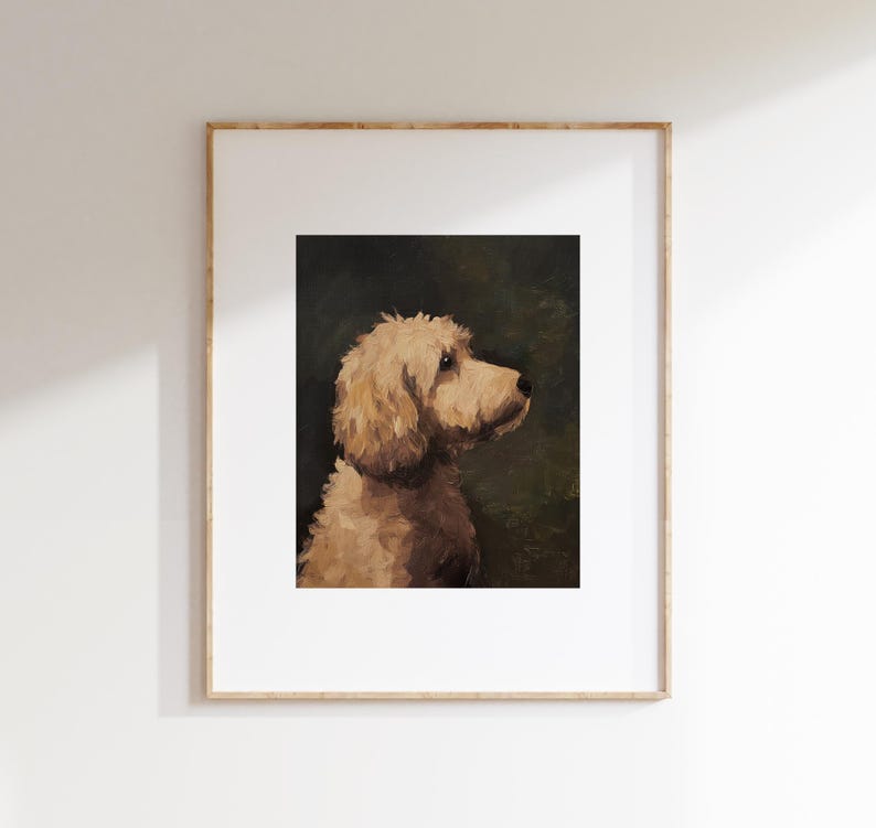 Op de afbeelding: Een schilderij van een lichtbruine hond met krullend haar, die naar rechts kijkt. De hond is geschilderd tegen een donkergroene achtergrond.