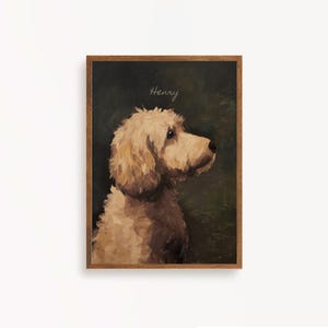 Op de afbeelding: Een schilderij van een lichtbruine hond genaamd Henry. De hond kijkt naar rechts en heeft een pluche vacht. Het schilderij heeft een donkergroene achtergrond.