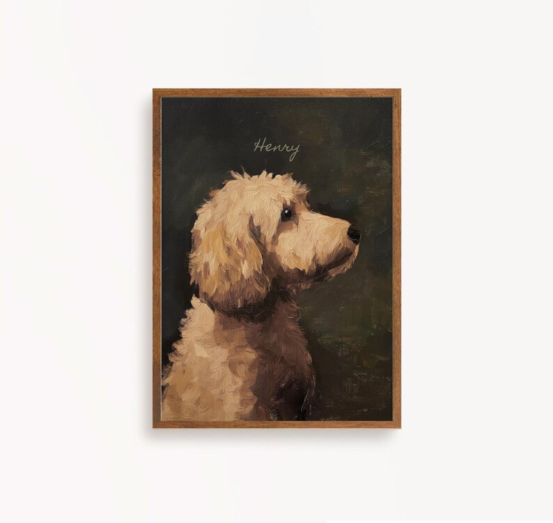 Op de afbeelding: Een schilderij van een lichtbruine hond genaamd Henry. De hond kijkt naar rechts en heeft een pluche vacht. Het schilderij heeft een donkergroene achtergrond.