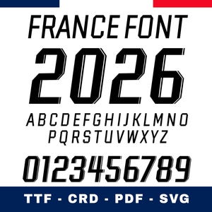 以下が含まれることがあります： 「FRANCE FONT」の文字と数字「2026」が黒色の斜体でデザインされたデジタルデザイン。アルファベットと数字0～9も同様のフォントで表示されています。デザインは白地の背景に、上部に青と赤のストライプがあります。