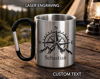 Mug de camping personnalisé avec poignée mousqueton, tasse de randonnée en acier inoxydable gravée au laser, mug de voyage avec boussole de montagne (cadeau).