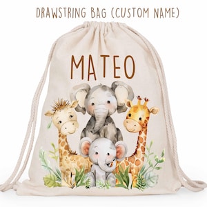 Puede incluir: Una bolsa con cordón beige con el nombre "MATEO" en letras marrones. La bolsa presenta una ilustración de acuarela de un elefante, dos jirafas y un bebé elefante rodeados de follaje verde. El texto "DRAWSTRING BAG (CUSTOM NAME)" está en la parte superior.