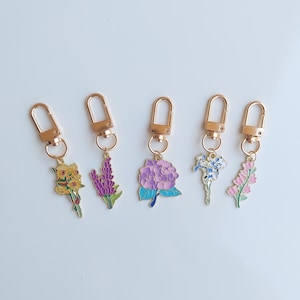 Personalized charm keychains Flower keychains Floral keychains Gold flower charms Aesthetic keychains Gifts for her Trendy bag accessories