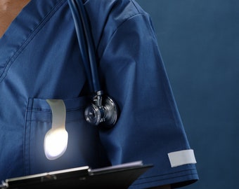 Nurse torch with magnetic safety clip, hands free thanks to the night light, perfect for the night shift.