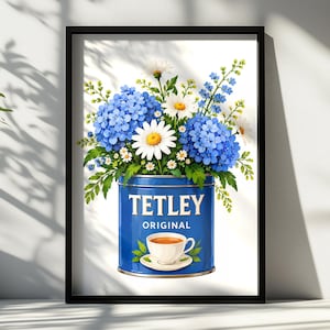 以下が含まれることがあります： 青いTetley Originalの紅茶缶に、青いアジサイ、白いデイジー、緑の葉を活けたブーケが描かれた額入りアートプリント。缶には白い文字でTetley Originalと書かれ、ティーカップのイラストが添えられています。