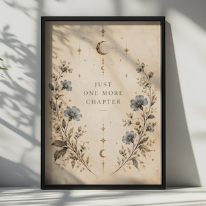 Puede incluir: Una lámina artística enmarcada con el texto JUST ONE MORE CHAPTER en el centro. El diseño incluye flores azules a ambos lados, iconos de lunas celestiales doradas y motivos de estrellas sobre un fondo beige claro con textura de papel antiguo.