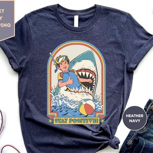 Blijf positief Shark Attack vintage retro komedie grappig shirt, blijf positief shirt, Shark Attack shirt, grappig haaienshirt
