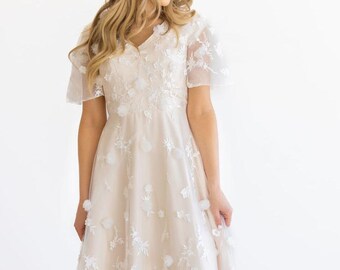 Blossom Lace Wedding Dress: Elegant A-Line Tulle Skirt