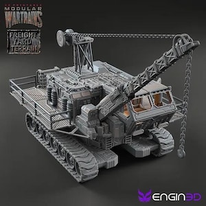 Puede incluir: Un modelo de grúa de orugas impreso en 3D de color gris y detallado, con un brazo largo y una cadena. La grúa está etiquetada como "Freight Yard Terrain" y "Modular War Trains".