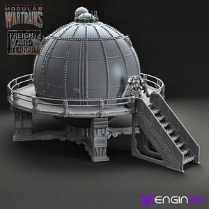 Puede incluir: Un modelo impreso en 3D de una estructura futurista en forma de cúpula con una plataforma y escaleras. La estructura está hecha de metal y tiene un acabado gris. La plataforma está rodeada por una barandilla y hay una figura de pie en la plataforma. El texto "3D Printable Modular War Trains Freight Yard Terrain" es visible en el fondo.
