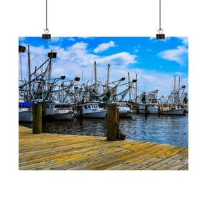 Nautisches Mattes horizontales Poster - Serene Hafen Dock Szene mit Fischerbooten