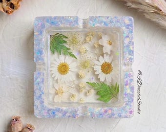 Pressed Flower Resin Ashtray | Iridescent Glitter Floral Decor | Handmade Botanical Leaf & Daisy Jewelry Dish | Custom Cottagecore Gift