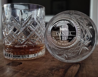 Personligt graverat whiskyglas – Milestone födelsedagspresent med anpassad logotyp i botten