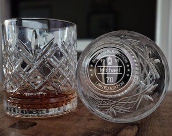 Personligt graverat whiskyglas – Milestone födelsedagspresent med anpassad logotyp i botten