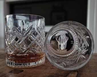 Personligt graverat whiskyglas – Milestone födelsedagspresent med anpassad logotyp i botten