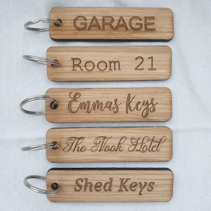 Porte-clés personnalisé en chêne, porte-clés personnalisé pour cabanon, garage, hôtel, chambre d'hôtes dans l'air, porte-clés unique en chêne - Élevez vos clés avec un charme personnalisé