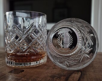 Personligt graverat whiskyglas – Milestone födelsedagspresent med anpassad logotyp i botten