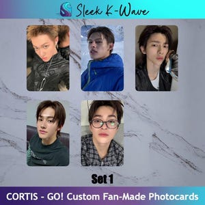 Puede incluir: Un conjunto de cinco tarjetas fotográficas rectangulares personalizadas hechas por fans con retratos de jóvenes. Las tarjetas muestran varios atuendos, incluyendo una chaqueta negra, una chaqueta azul con capucha y una camisa a cuadros. El texto dice Sleek K-Wave, Set 1 y CORTIS - GO! Custom Fan-Made Photocards.