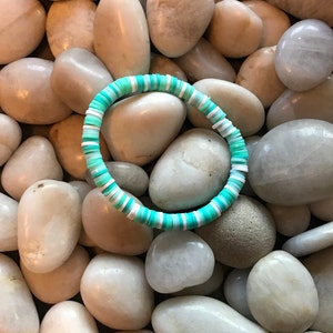 Pulsera de cuentas heishi en color azul playero