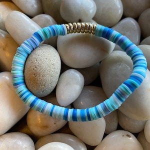 Pulsera de cuentas heishi azul hielo