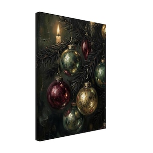 Könnte beinhalten: Ein Leinwanddruck mit einem dunklen, stimmungsvollen Gemälde von Weihnachtsbaumzweigen, die mit glänzenden, reflektierenden Glaskugeln in tiefem Rot, Gold und gedämpftem Grün geschmückt sind, beleuchtet durch den warmen Schein einer Kerze.