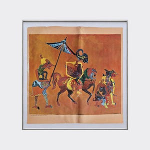 Può includere: Una stampa incorniciata che presenta un'illustrazione stilizzata di figure in abiti tradizionali, tra cui una persona a cavallo che tiene un ombrello, su uno sfondo arancione. L'opera d'arte mostra motivi complessi e colori vivaci.
