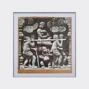 Könnte beinhalten: Ein gerahmter Schwarz-Weiß-Druck, der ein Steinrelief darstellt. Die Szene zeigt eine zentrale Figur, die auf einer von vier Personen getragenen Sänfte sitzt, mit einer kleineren Figur darunter und stilisiertem Blattwerk im Hintergrund, alles in einem dünnen silbernen Rahmen.