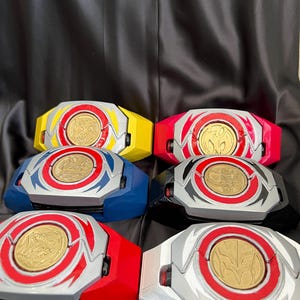 Power Morpher MMPR V2. clicks open and closed, removable power coins. Comes with Holster. Custom colour options