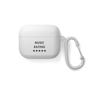 Puede incluir: Funda blanca para Airpods con un mosquetón negro y el texto "MUSIC RATING" con cinco estrellas negras.