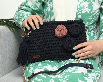 Knitted Crossbody Bag: Handmade Crochet Tote with Daisy Pattern