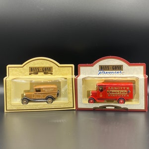 Paar Lledo Vintage Days Gone Modelle, kanadischer Whisky und Arnotts Monte Carlo Biscuits