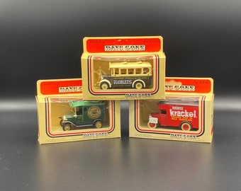 3 zabytkowe promocyjne modele odlewane ciśnieniowo Lledo, autobus Hamleys, furgonetka Marks & Spencer, czekolada mleczna Krackel