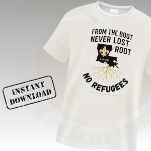 Könnte beinhalten: Weißes T-Shirt mit dem Text "FROM THE BOOT NEVER LOST ROOT" über einer Louisiana-Karte und Fleur-de-Lis. Das Shirt hat auch den Text "NO REFUGEES" und "8.29.2005". Enthält einen "SOFORT-DOWNLOAD"-Stempel und ein PNG-Dateisymbol.