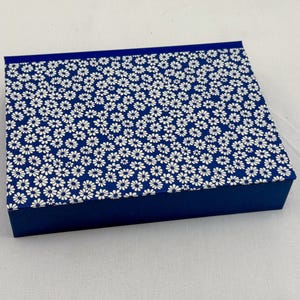 Lådor med gångjärnslock i många storlekar / Förvaring med lock BLÅ BLOMMOR