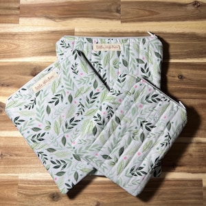 Green Floral Quilted Kindle Cover, Kindle sleeve, Bookish Gift, Book Protector, Padded Book Sleeve with zipper, E-reader Protection