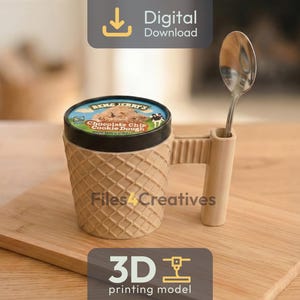 Op de afbeelding: Een beige 3D-geprinte ijspint-houder met een handvat en een wafelkegelontwerp. De houder bevat een pint Ben & Jerry's Chocolate Chip Cookie Dough ijs en een lepel. De houder staat op een houten snijplank.
