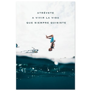 Puede incluir: Un póster motivacional con una persona haciendo un salto mortal hacia atrás sobre el agua. El cielo es nublado. El texto en español dice "ATREVETE A VIVIR LA VIDA QUE SIEMPRE QUISISTE". El agua es azul oscuro.