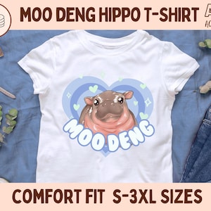 Maglietta grafica Moo Deng Pigmeo Ippopotamo Cuore Blu, Maglietta con animali carini, Regalo per gli amanti della fauna selvatica, Maglietta per gli amanti dello zoo con ippopotami, Top ispirato alla natura