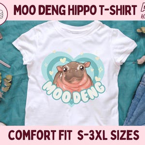 Maglietta grafica Moo Deng Pigmeo Ippopotamo Cuore Acqua, Maglietta carina e alla moda con animali virali, Regalo per gli amanti della fauna selvatica, Maglietta per gli amanti dello zoo Tiktok Hippopotamus
