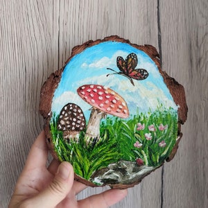 Petits champignons peints sur bois, paysage forestier, décoration hivernale, cadeau original, tableau fantaisie à accrocher, art mural image 1