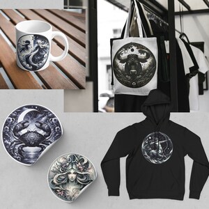 Op de afbeelding: Een set met producten met een dierenriemthema, waaronder een witte keramische mok met een blauwe en witte illustratie van een vrouw met een krab, een witte tote bag met een zwart-witte illustratie van een stier, een zwarte hoodie met een wit-grijze illustratie van een centaur en twee ronde stickers met illustraties van een krab en een vrouw met bloemen.