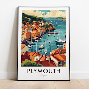 Puede incluir: Una ilustración colorida de Plymouth, Inglaterra, con un puerto con barcos y edificios coloridos. El texto "PLYMOUTH" e "Inglaterra" está impreso debajo de la imagen.