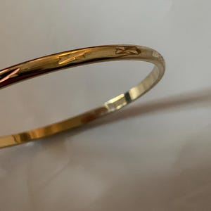 Bracelet jonc motif gravé diamants stylisés plaqué or vintage signé EA- années 60/80