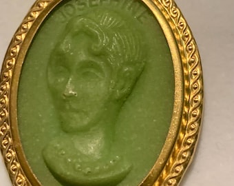 Colgante camafeo Josephine de Beauharnais bañado en oro y resina verde antigua - vintage años 50